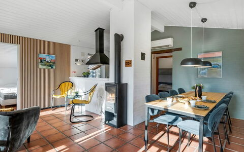 Tabetha - 24Km from the Sea: Meubles, Mobilier De Jardin, Vaisselle, Table, Drinkware, Chaise, Tableau De Plein Air, Aliments, Bouteille