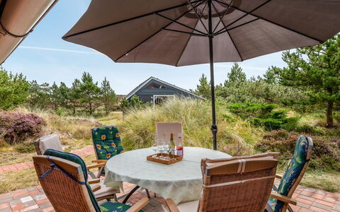 Annerose - 650M from the Sea: Meubles, Mobilier De Jardin, Vaisselle, Table, Drinkware, Chaise, Tableau De Plein Air, Aliments, Bouteille
