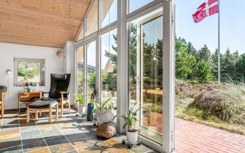 Annerose - 650M from the Sea: Meubles, Mobilier De Jardin, Vaisselle, Table, Drinkware, Chaise, Tableau De Plein Air, Aliments, Bouteille