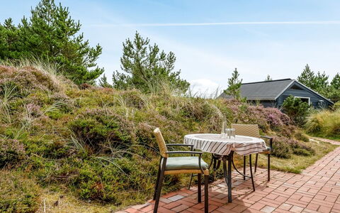 Annerose - 650M from the Sea: Meubles, Mobilier De Jardin, Vaisselle, Table, Drinkware, Chaise, Tableau De Plein Air, Aliments, Bouteille