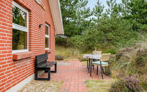 Annerose - 650M from the Sea: Meubles, Mobilier De Jardin, Vaisselle, Table, Drinkware, Chaise, Tableau De Plein Air, Aliments, Bouteille