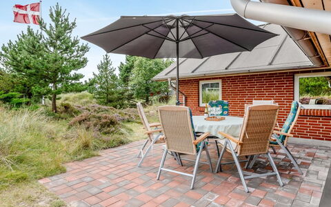Annerose - 650M from the Sea: Meubles, Mobilier De Jardin, Vaisselle, Table, Drinkware, Chaise, Tableau De Plein Air, Aliments, Bouteille