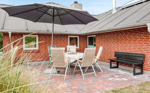 Annerose - 650M from the Sea: Meubles, Mobilier De Jardin, Vaisselle, Table, Drinkware, Chaise, Tableau De Plein Air, Aliments, Bouteille