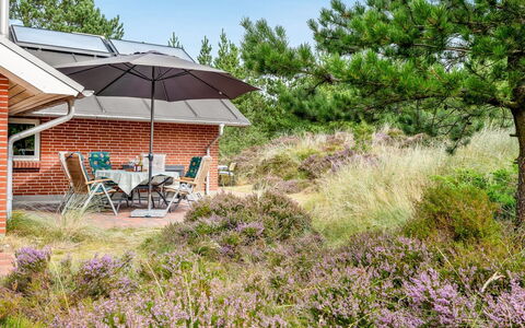 Annerose - 650M from the Sea: Meubles, Mobilier De Jardin, Vaisselle, Table, Drinkware, Chaise, Tableau De Plein Air, Aliments, Bouteille