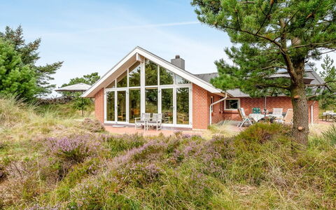 Annerose - 650M from the Sea: Meubles, Mobilier De Jardin, Vaisselle, Table, Drinkware, Chaise, Tableau De Plein Air, Aliments, Bouteille