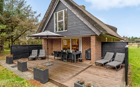 Thomine - 1.5Km from the Sea: Meubles, Mobilier De Jardin, Vaisselle, Table, Drinkware, Chaise, Tableau De Plein Air, Aliments, Bouteille