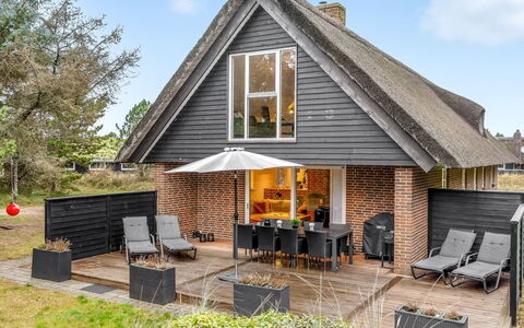 Thomine - 1.5Km from the Sea: Meubles, Mobilier De Jardin, Vaisselle, Table, Drinkware, Chaise, Tableau De Plein Air, Aliments, Bouteille