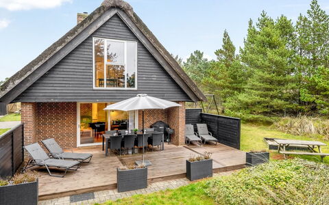 Thomine - 1.5Km from the Sea: Meubles, Mobilier De Jardin, Vaisselle, Table, Drinkware, Chaise, Tableau De Plein Air, Aliments, Bouteille