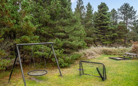 Thomine - 1.5Km from the Sea: Meubles, Mobilier De Jardin, Vaisselle, Table, Drinkware, Chaise, Tableau De Plein Air, Aliments, Bouteille