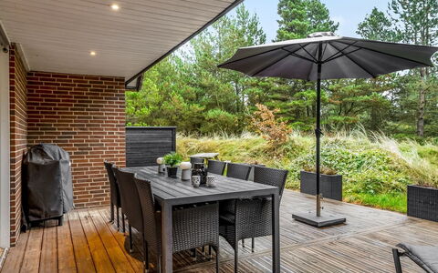 Thomine - 1.5Km from the Sea: Meubles, Mobilier De Jardin, Vaisselle, Table, Drinkware, Chaise, Tableau De Plein Air, Aliments, Bouteille