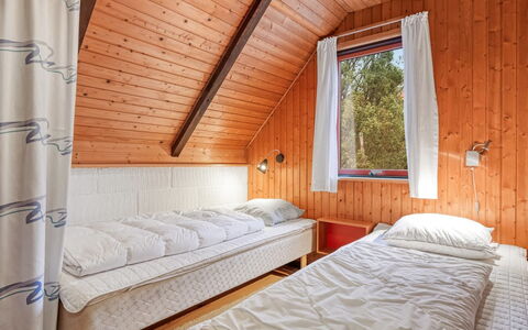 Erhardt - 2Km from the Sea: Bois, Domicile, Plafond, Tache De Bois, Dur, Chambre, Chalet, Cabane En Rondins, Lit, Planche