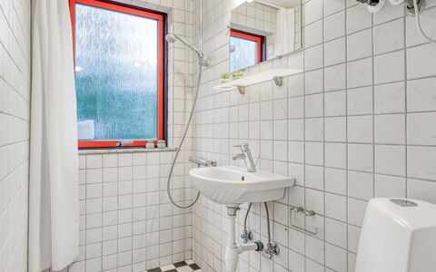 Erhardt - 2Km from the Sea: Mur, Luminaire Plomberie, Plomberie, Sol, Sol, Salle De Bains, Composite, Tuile, Plafond, Robinet