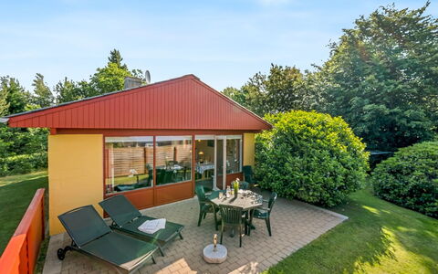 Ditta - 150M to the Fjord: Meubles, Mobilier De Jardin, Vaisselle, Table, Drinkware, Chaise, Tableau De Plein Air, Aliments, Bouteille