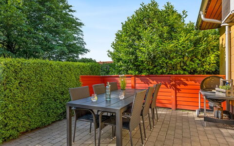 Ditta - 150M to the Fjord: Meubles, Mobilier De Jardin, Vaisselle, Table, Drinkware, Chaise, Tableau De Plein Air, Aliments, Bouteille