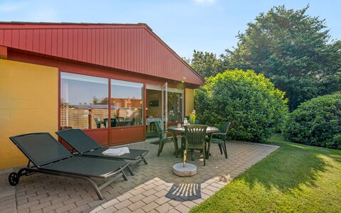 Ditta - 150M to the Fjord: Meubles, Mobilier De Jardin, Vaisselle, Table, Drinkware, Chaise, Tableau De Plein Air, Aliments, Bouteille