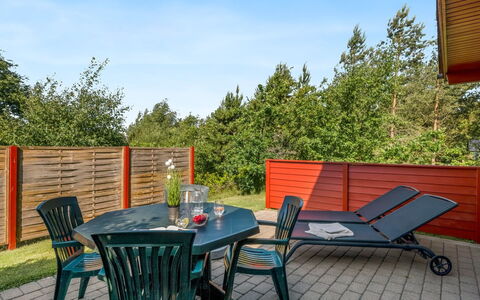 Ditta - 150M to the Fjord: Meubles, Mobilier De Jardin, Vaisselle, Table, Drinkware, Chaise, Tableau De Plein Air, Aliments, Bouteille