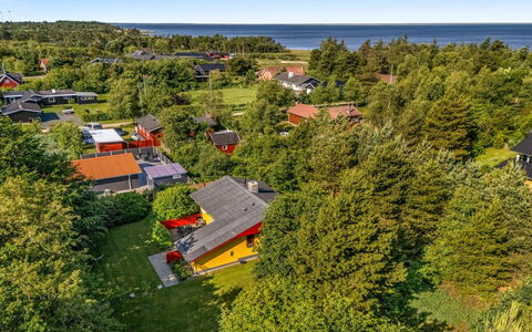 Ditta - 150M to the Fjord: Meubles, Mobilier De Jardin, Vaisselle, Table, Drinkware, Chaise, Tableau De Plein Air, Aliments, Bouteille