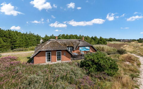 Eweline - 700M from the Sea: Herbe, Toit, Maison, Chalet, Arbuste, Paysage, Zone Rurale, Écorégion, Lot Terre