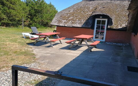 Eweline - 700M from the Sea: À Déchaumer, Toit, Chalet, Mobilier De Jardin, Ombre, Cabane, Tableau De Plein Air, Table De Pique-Nique, Extérieur Banc