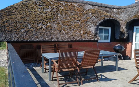 Eweline - 700M from the Sea: À Déchaumer, Bois, Toit, Chalet, Ombre, Mobilier De Jardin, Chaise, Dur, Tableau De Plein Air