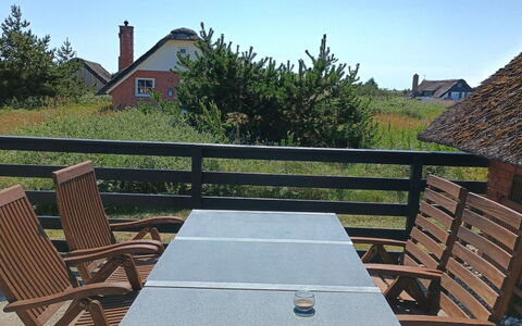 Eweline - 700M from the Sea: Meubles, Mobilier De Jardin, Chaise, Tableau De Plein Air, Table, Dur, Ombre, Tache De Bois, Patio, Plate-Forme