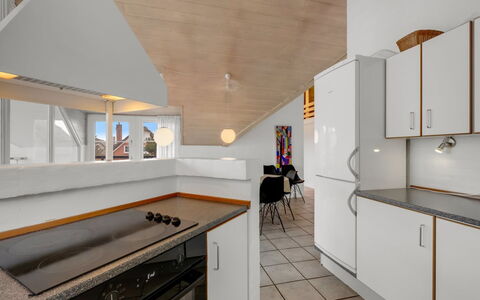 Eweline - 700M from the Sea: Sol, Cuisine, Design Intérieur, Sol, Bois, Plafond, Comptoir, Meubles, Pièce, Luminaire