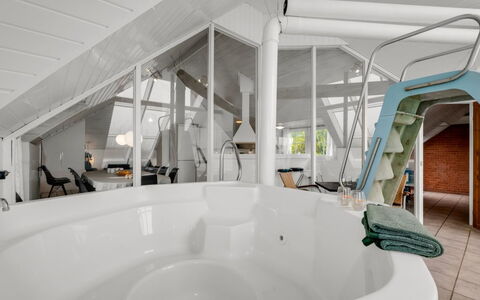 Eweline - 700M from the Sea: Design Intérieur, Plafond, Sol, Meubles, Grenier, Chaise, Baignoire, Conception, Lit, Chambre