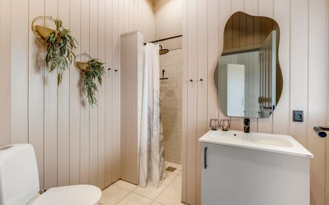 Mine - from the Sea: Salle De Bains, Design Intérieur, Luminaire Plomberie, Sol, Sol, Lavabo, Armoire De Toilette, Plomberie, Robinet, Toilette