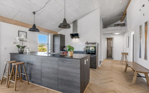 Tatania - 500M to the Fjord: Sol, Bois, Cuisine, Meubles, Sol, Design Intérieur, Plafond, Parquet, Comptoir, Appareil De Cuisine