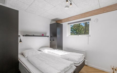 Tatania - 500M to the Fjord: Plafond, Pièce, Chambre, Luminaire, Literie, Cadre De Lit, Lit, Daylighting