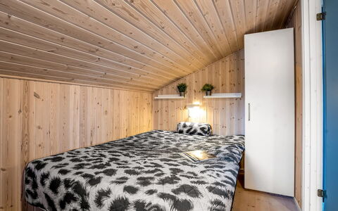 Lien - 100M from the Sea: Bois, Design Intérieur, Chambre, Plafond, Sol, Sol, Meubles, Lit, Pièce, Linge