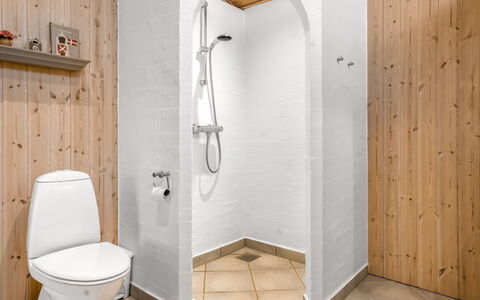 Lien - 100M from the Sea: Sol, Bois, Luminaire Plomberie, Sol, Design Intérieur, Salle De Bains, Plomberie, Pièce, Toilette, Tuile