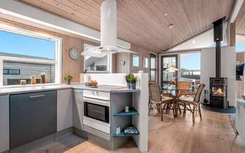 Lien - 100M from the Sea: Bois, Domicile, Meubles, Sol, Plafond, Électroménager, Cuisine, Dur, Tache De Bois, Luminaire