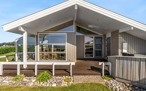 Lien - 100M from the Sea: Architecture, Domicile, Toit, Porte, Siding, Chalet, Biens, Ombre, Porche, Allée