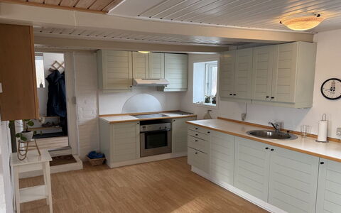 Jorek - 700M from the Sea: Sol, Bois, Comptoir, Design Intérieur, Meubles, Cuisine, Sol, Cabinetry, Appareil De Cuisine, Plafond
