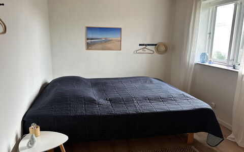 Jorek - 700M from the Sea: Chambre, Bois, Lit, Literie, Drap De Lit, Meubles, Sol, Sol, Linge, Design Intérieur