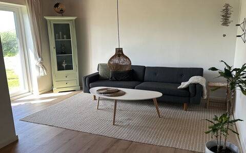 Jorek - 700M from the Sea: Sol, Meubles, Sol, Parquet, Salon, Chaise, Table Basse, Dur, Tache De Bois