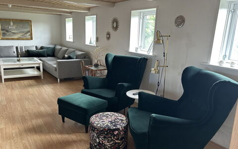Jorek - 700M from the Sea: Meubles, Sol, Sol, Design Intérieur, Bois, Parquet, Salon, Domicile, Chaise, Revêtement De Sol Stratifié