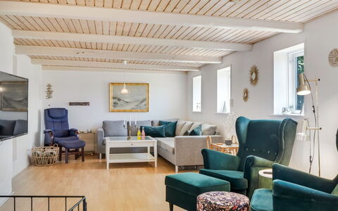 Jorek - 700M from the Sea: Meubles, Design Intérieur, Sol, Sol, Canapé, Mur, Bois, Plafond, Pièce, Salon