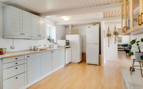 Jorek - 700M from the Sea: Cuisine, Appareil De Cuisine, Sol, Comptoir, Design Intérieur, Principaux Appliance, Meubles, Bois, Cabinetry, Plafond
