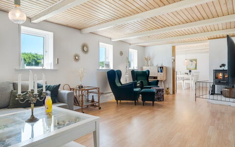 Jorek - 700M from the Sea: Meubles, Design Intérieur, Sol, Parquet, Bois, Sol, Plafond, Éclairage, Revêtement De Sol Stratifié, Salon