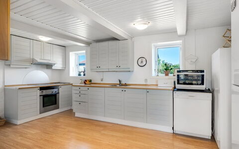 Jorek - 700M from the Sea: Cuisine, Bois, Sol, Comptoir, Principaux Appliance, Appareil De Cuisine, Cabinetry, Design Intérieur, Plafond, Sol