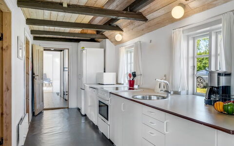 Vilvi - 250M to the Fjord: Bois, Cuisine, Sol, Plafond, Comptoir, Design Intérieur, Sol, Meubles, Domicile, Porte