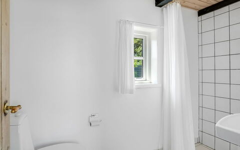 Vilvi - 250M to the Fjord: Sol, Salle De Bains, Sol, Luminaire Plomberie, Design Intérieur, Plafond, Plomberie, Tuile, Toilette, Rideau