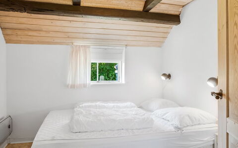 Vilvi - 250M to the Fjord: Mur, Chambre, Lit, Bois, Plafond, Design Intérieur, Literie, Drap De Lit, Sol, Meubles