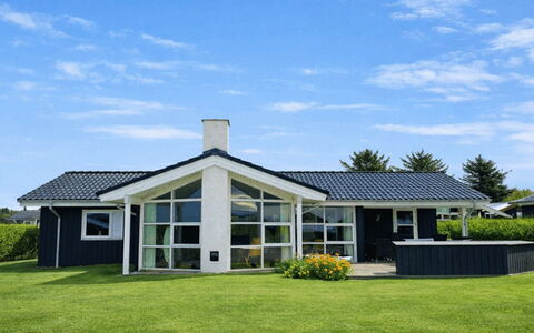 Bosse - 200M to the Fjord: Maison, Toit, Domicile, Chalet, Arbuste, Couverture De Sol, Biens, Ferme, Siding, Batiments Jardin