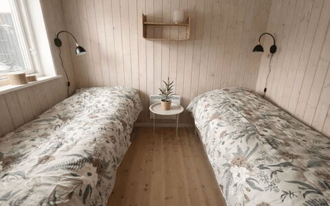 Bosse - 200M to the Fjord: Mur, Bois, Chambre, Sol, Sol, Lit, Drap De Lit, Literie, Pièce, Cadre De Lit