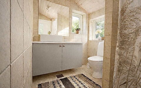 Bosse - 200M to the Fjord: Sol, Sol, Luminaire Plomberie, Mur, Salle De Bains, Bois, Design Intérieur, Armoire De Toilette, Lavabo, Évier