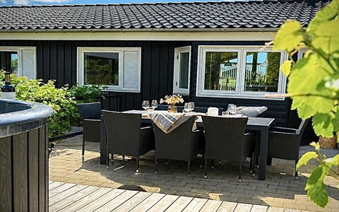 Bosse - 200M to the Fjord: Bois, Meubles, Domicile, Mobilier De Jardin, Chaise, Porche, Ombre, Plate-Forme, Tache De Bois, Patio