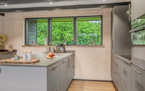 Diuri - 500M to the Fjord: Bois, Cuisine, Comptoir, Sol, Design Intérieur, Cabinetry, Appareil De Cuisine, Plafond, Tache De Bois, Électroménager